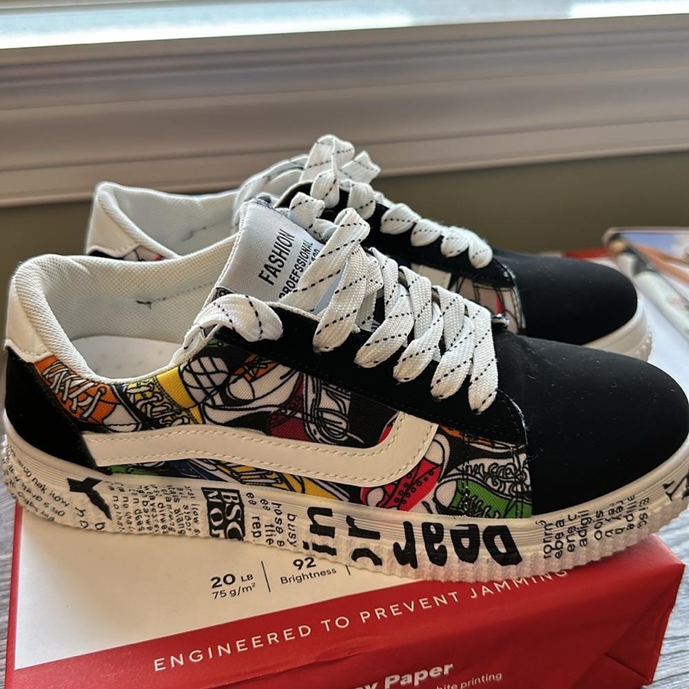 Women's Black and White Sneakers Graffiti print so CUTE size 38